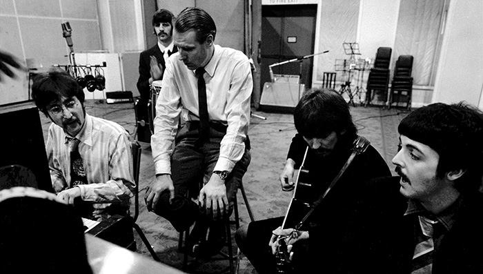 George Martin no estúdio com os Beatles